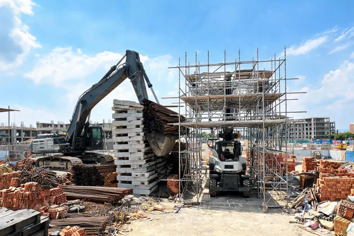 Mismatched fleet struggling on cramped building site